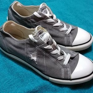 One star Converse good condition no rips or tears